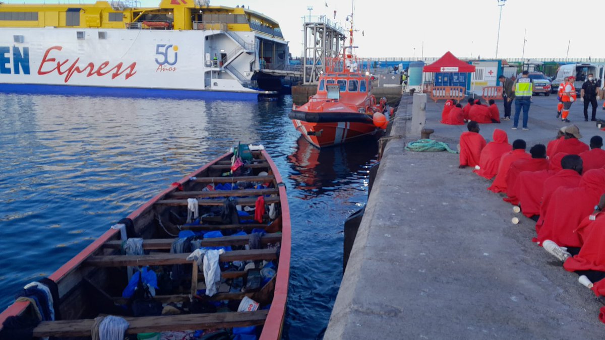 Un pesquero ha avistado esta mañana un cayuco en las proximidades de Los Cristianos. CCS Tenerife ha movilizado la Salvamar Alpheratz, que lo ha localizado y acompañado a puerto, donde han desembarcado 111 personas (4 mujeres) #SeguridadNautica