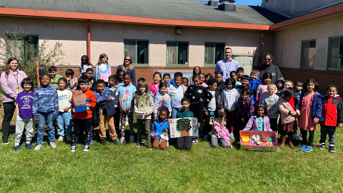 Students in Kari Alligier’s 2nd-grade class at Knollwood Elementary celebrated #EarthDay with some amazing projects! Students worked together to create posters on littering, composting, energy savings, water conservation, reduce/reuse/recycle, and more. #PwayLearns #PwayInspires