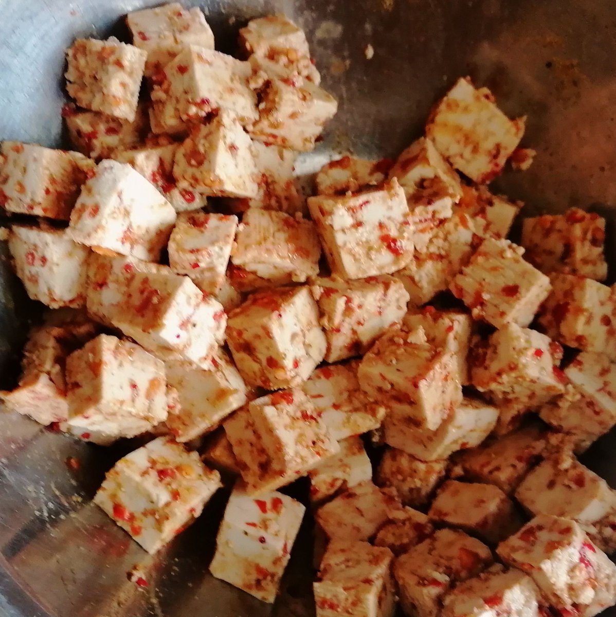 Wiederholung von #Nowaste #Twooking zur Verwertung von Gemüse-'Resten'
#Paprika #Zucchini #Möhren (Karotten) #Staudensellerie
#Zwiebel #Knoblauch #Ingwer sowieso in der #Asia Pfanne mit Reis
Nur der scharfe #Tofu war frisch - Schmeckt einfach!

mikekocht.at/2024/04/29/asi…