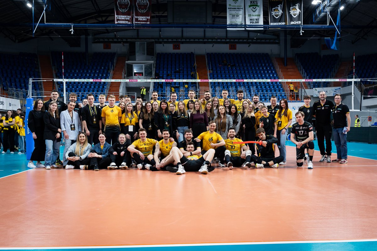 W ostatnich dniach odbyliśmy również trening z naszymi wolontariuszami 🏐👏 Dziękujemy za Waszą pomoc i zaangażowanie 💛🖤