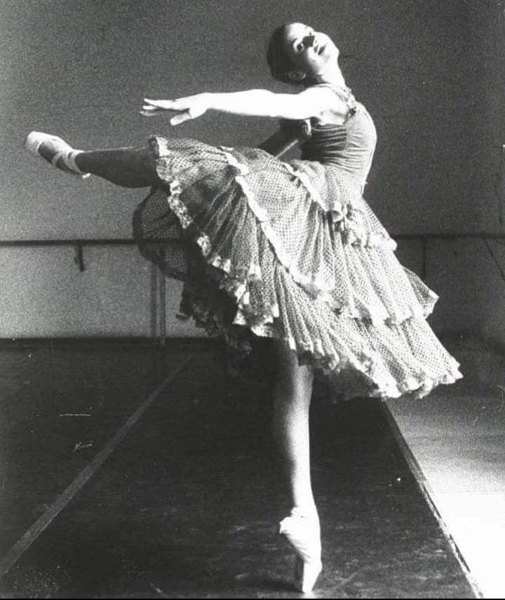 Desde los 8 años a los 15 estudié ballet en la Facultad de Artes de la Universidad de #Chile 
En el año 2000 me titulé de Intérprete en Danza @udechile
En el año 2001 ingresé a las filas del Ballet Nacional de #Cuba 
La Danza: Mi pasión. Mi vida.
Feliz #DiaInternacionalDeLaDanza