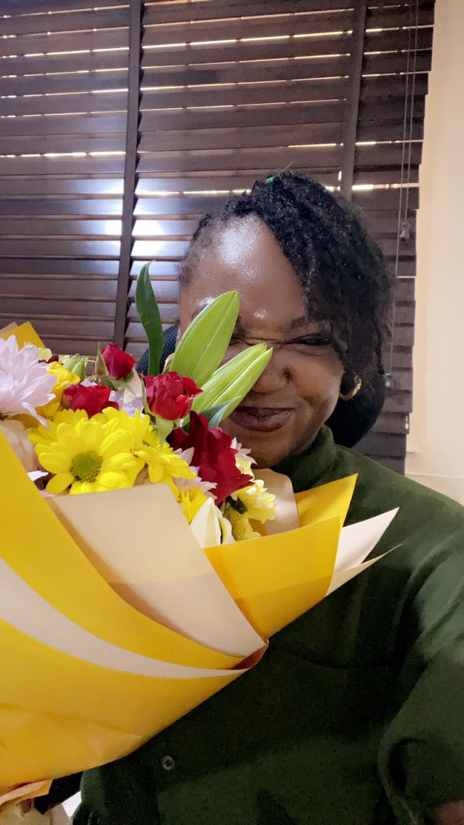 Ms daisy blushing heavily with her flowers. Click the link on our bio to order now for fast response and delivery. #thelmzflowershop #flowershop #florist #floralarrangement