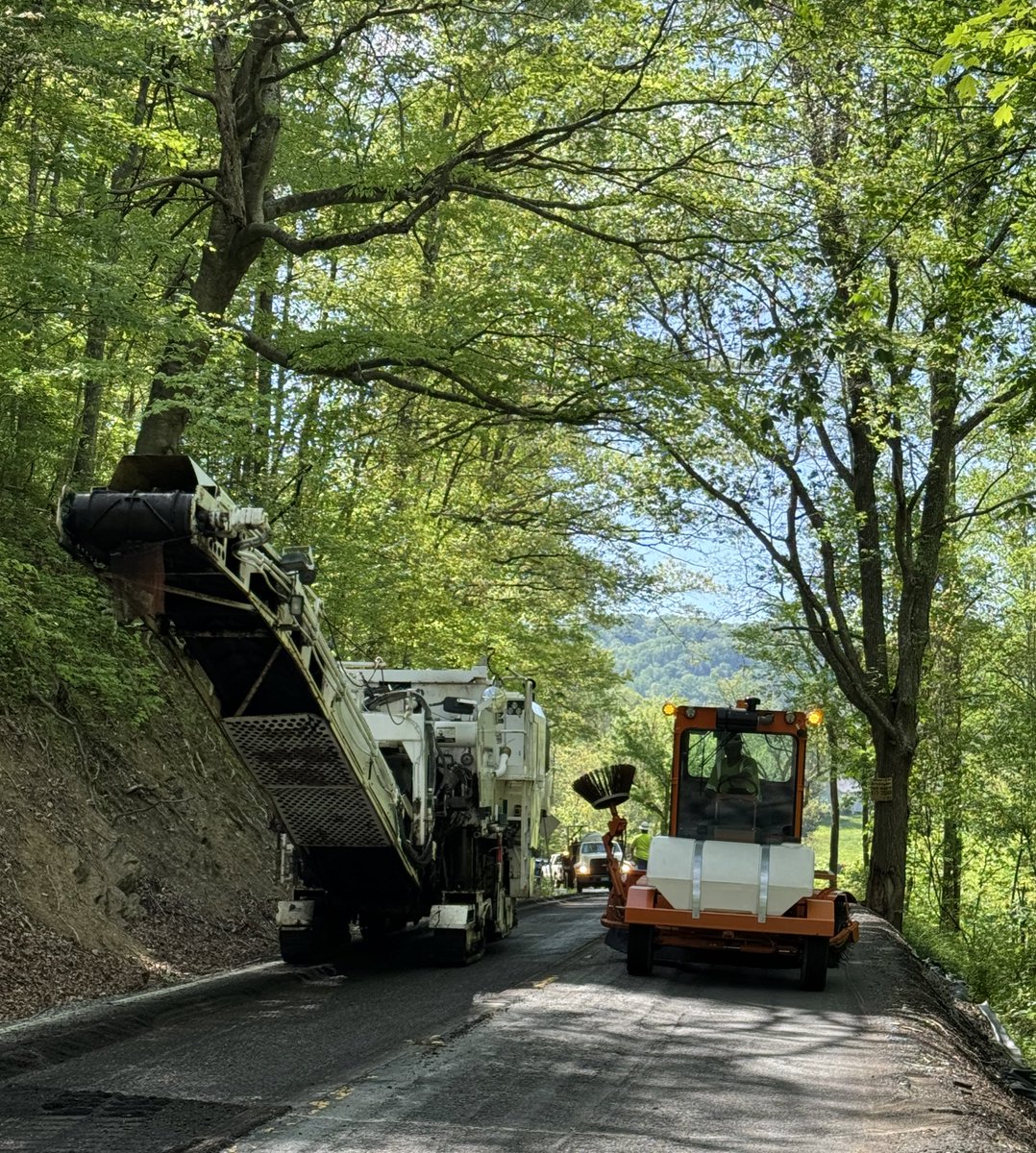 @myTDOT crews are milling and paving on SR 70N in Hawkins County today, just past the Greene County line. Flaggers are in place to direct motorists. Please use extreme caution as workers are very close to traffic. ⚠️ ⛔️ #myTDOT #WorkWithUs