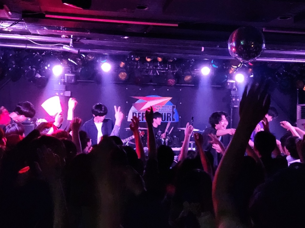 idvveoeoverutb1's tweet photo. 最後の演奏でした。
AmaltheAってバンド、最初は川高の同じ代の中で多分1番上手かったんだよね
でもそれは最初だけで、周りがどんどん上手くなって行く中、不仲サボり遅刻その他で俺らだけレベルが取り残されてて、劣等感さへ感じるようになってたんだよね
定期演奏会の後いよいよ引退が近づいてきて https://t.co/cNKr5wY0ai