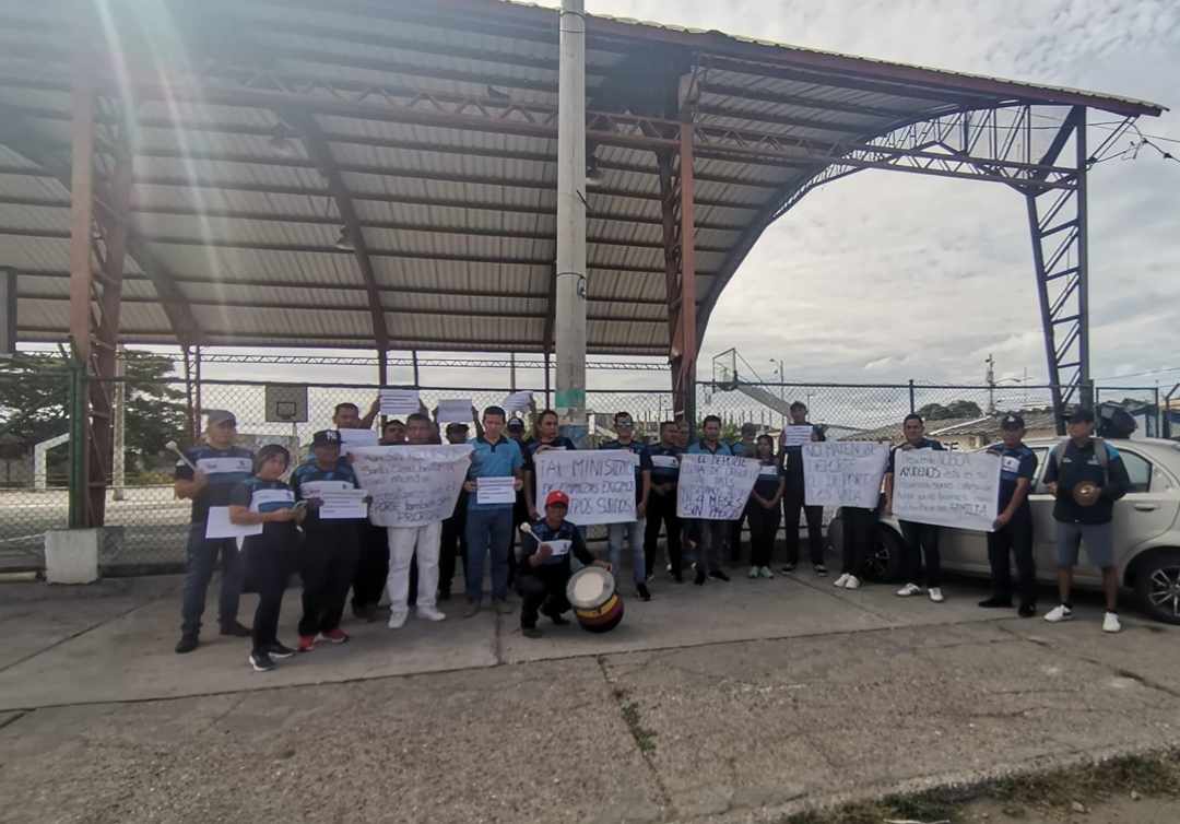 La Federación Deportiva de Santa Elena (suspendió) sus actividades por falta de recursos. Los trabajadores piden ayuda al @DeporteEc y al ministro @aguschmer ante este momento.