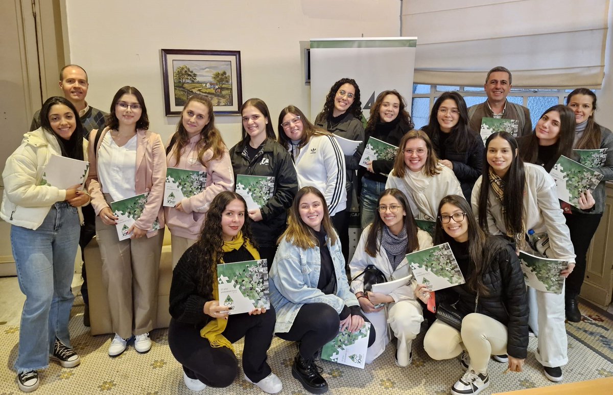 📚Hoy en CAF recibimos a una delegación de 15 estudiantes de veterinaria de la Universidad San Caetano do Sul 🇧🇷

Nos entusiasma intercambiar con jóvenes, presentarles nuestra institución y el vínculo del cooperativismo con la ganadería.