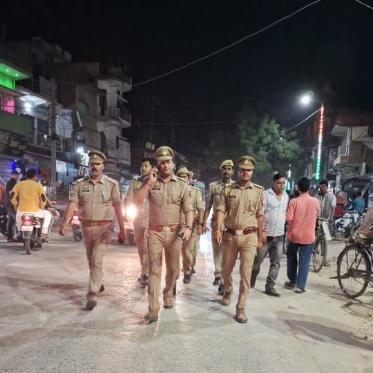 #SPBallia श्री देव रंजन वर्मा के निर्देशन में #Ps_नगरा पुलिस द्वारा #लोकसभा_चुनाव_2024 के दृष्टिगत अपराध नियन्त्रण,कानून/शान्ति व्यवस्था,जनमानस में सुरक्षा की भावना जागृत करने हेतु थाना क्षेत्र के मुख्य मार्गों व सार्वजनिक स्थानों पर पैदल गश्त की गयी। #ballia #बलिया