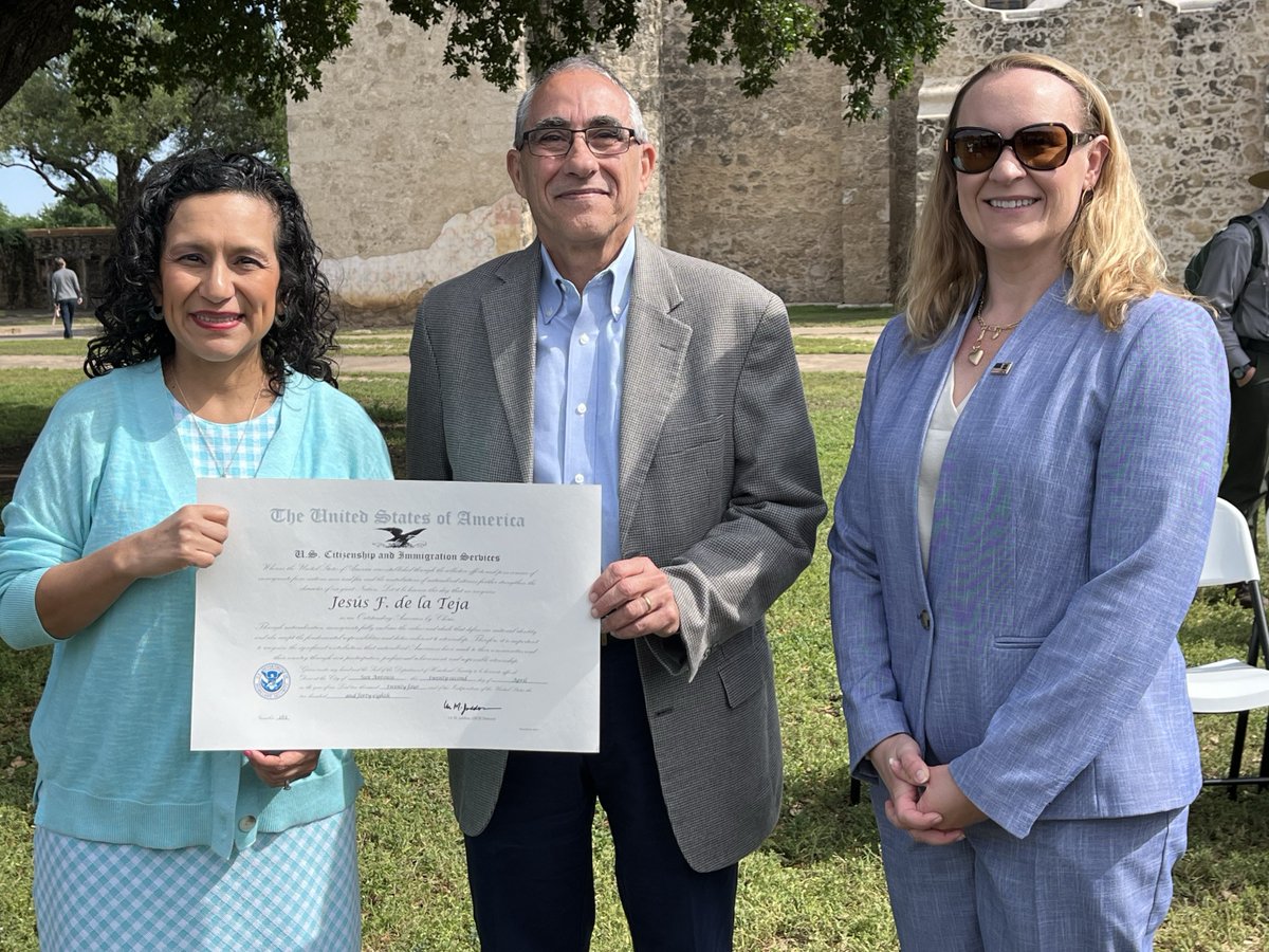 We honored Dr. Jesús F. “Frank” de la Teja as an Outstanding American by Choice during a recent naturalization ceremony at @MissionsNPS celebrating #NationalParkWeek. We thank him for his many contributions to the community. Learn more about his story: uscis.gov/jesus-frank-de…