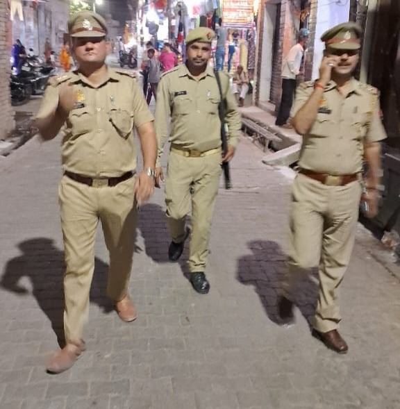 पुलिस अधीक्षक @bbgtsmurthyips के निर्देशन में व ASP के मार्गदर्शन में लोकसभा चुनाव के दृष्टिगत जनपद में शांति एवं कानून व्यवस्था बनाये रखने हेतु थाना अकबरपुर पुलिस द्वारा अपने क्षेत्र में पैदल गस्त कर आम-जनमानस को सुरक्षा का भरोसा दिलाया गया। #FootPatrolling