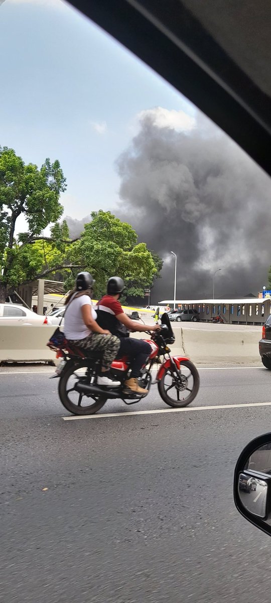 #Ahor Incendio en la zona industrial de la California sur o los raíces sur Vista desde la autopista Guaicaipuro en Caracas