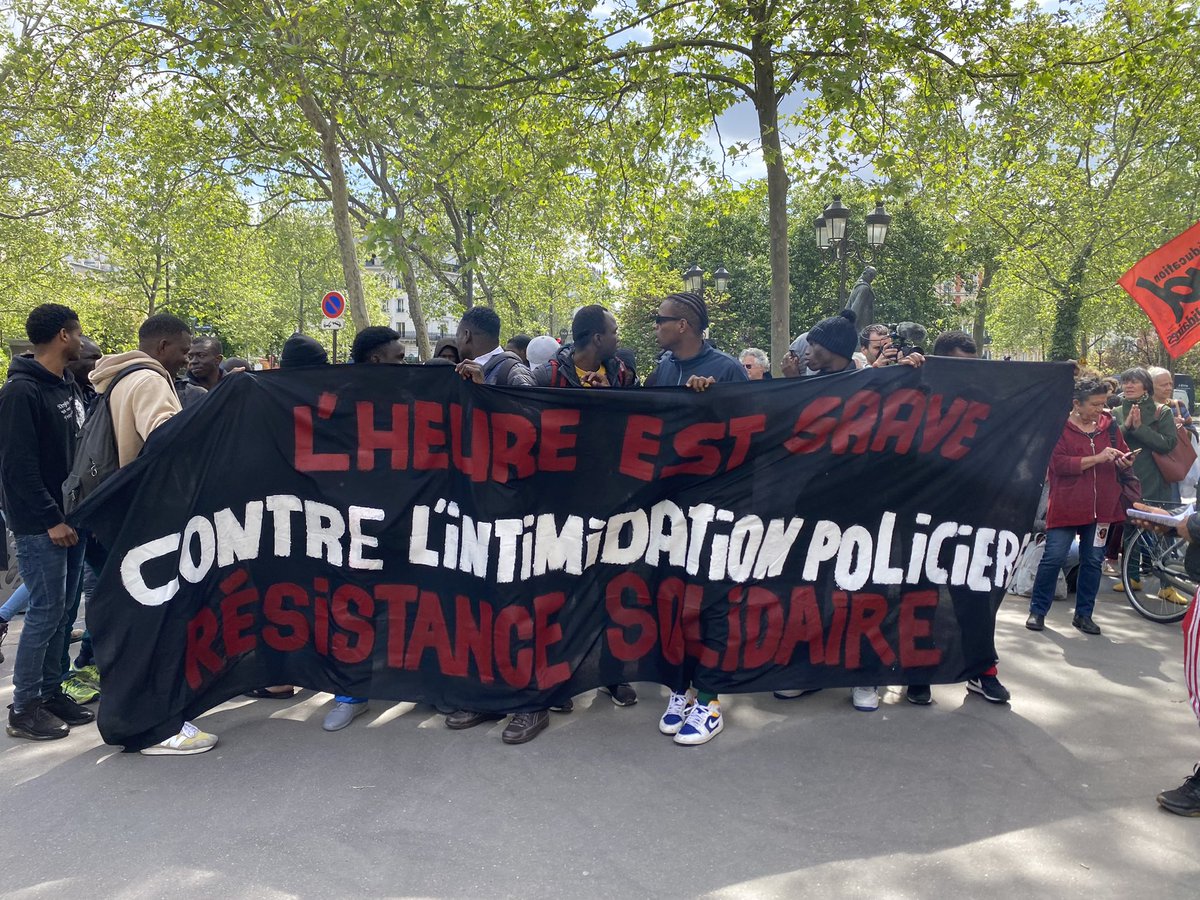 Nous élu.es @EELVParis11 étions ce midi devant la mairie du 11e en soutien aux jeunes, laissés à la rue par l'Etat, qui occupent depuis 3 semaines la @MaisonMetallos et réclament un hébergement digne, l'accès à la santé, l'école & la mobilité ✊ #Paris11