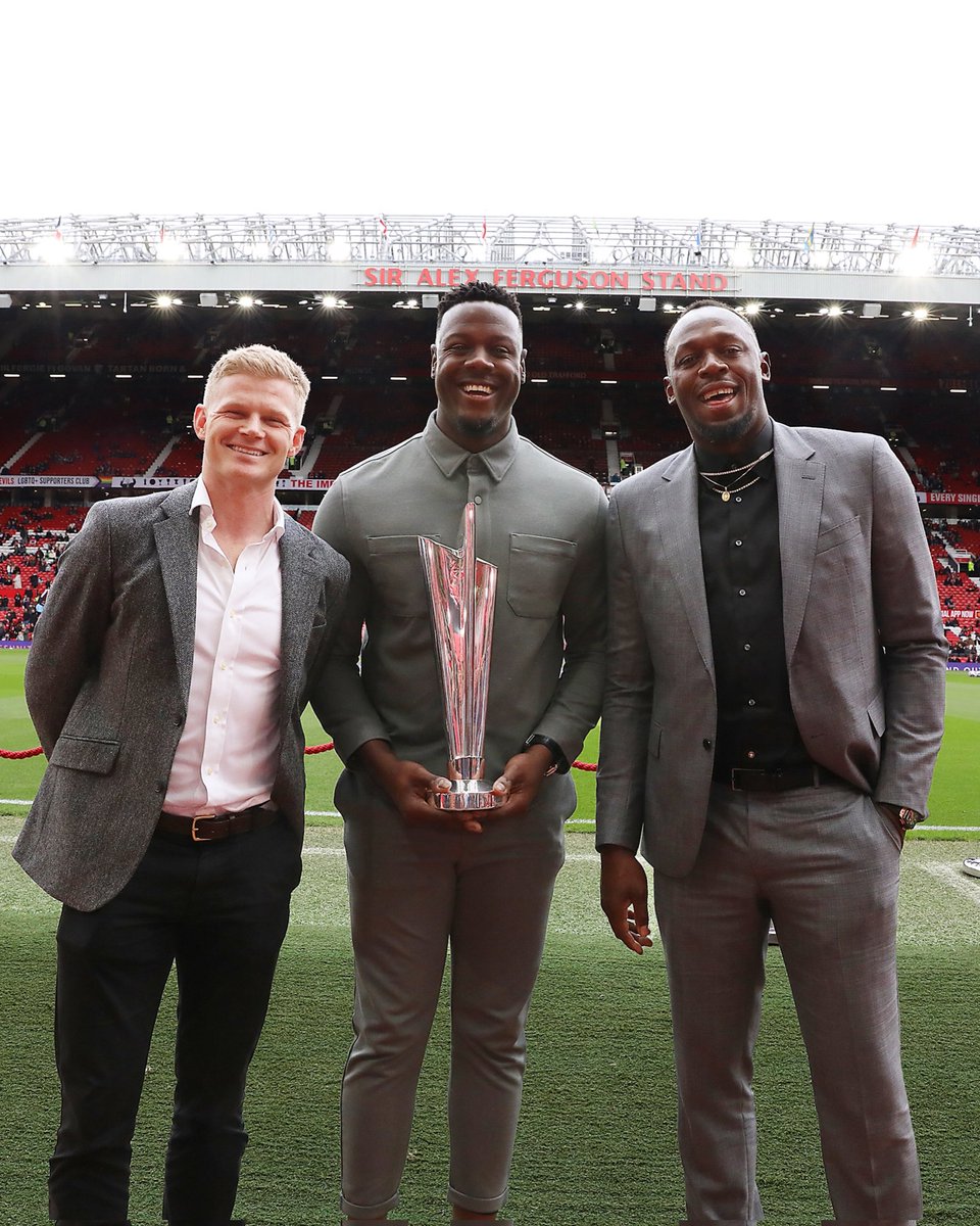 Sam Billings, Carlos Braithwaite and Usain Bolt with the T20 World Cup Trophy at the iconic Old Trafford. 🏆🏟️

📸: ICC 

#Cricket #T20WC #Bolt #Billings #Brathwaite