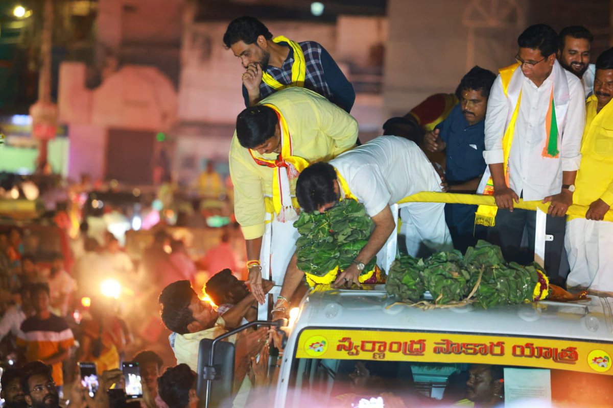 చిత్తూరులో ‘స్వర్ణాంధ్ర సాకార యాత్ర’లో పాల్గొన్న నందమూరి బాలకృష్ణ గారు.