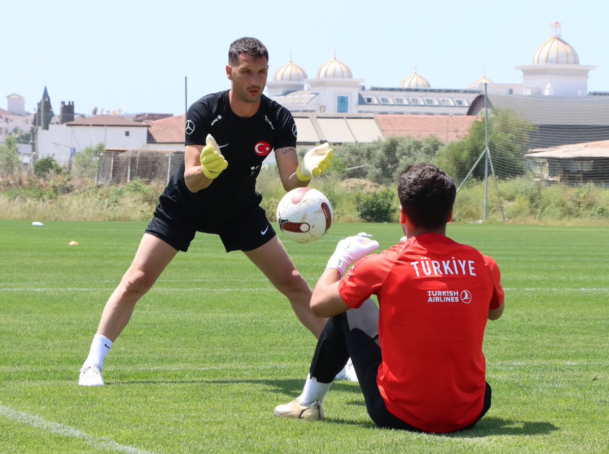 U18 Millî Takımımızın katıldığı Antalya'da düzenlenen UEFA Assist Turnuvası'nda sıralama maçları yarın oynanacak. Üçüncülük maçında Fas ile karşılaşacak olan U18 Millîler, son çalışmasını bugün gerçekleştirdi. #BizimÇocuklar🇹🇷