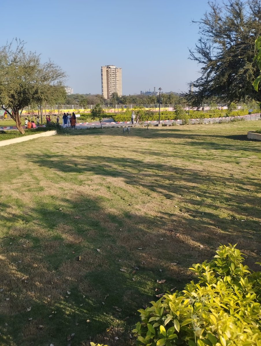 @KDMCOfficial @InduIAS16
1) Why does the city park contractor not allow citizens to sit on grass? 

2)Entry is very frustrating . Long que.. 

3) Why are stray dogs visible in the park in spite of controlled entry? 

4) 120 crore of park but can't spend 25 lakhs for underground cable by…