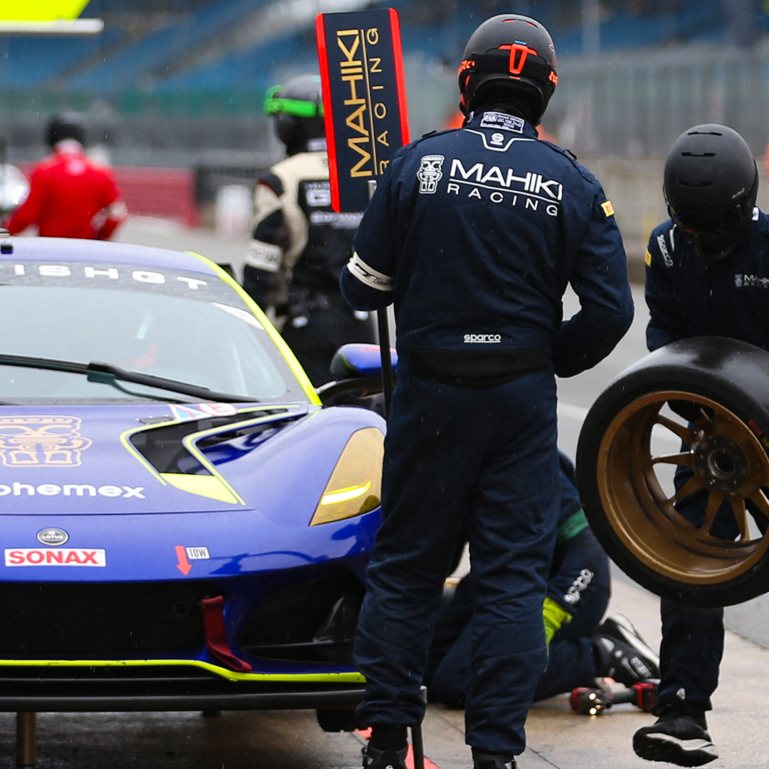 lotuscars's tweet image. Celebrations at Silverstone 🥇

Congratulations team @MahikiRacing for winning 1st place in the GT4 Pro-Am class at the Silverstone 500 during the British GT Championship. Their Emira GT4 came out on top in the brutal 3 hour endurance race. 

#Emira #ForTheDrivers
