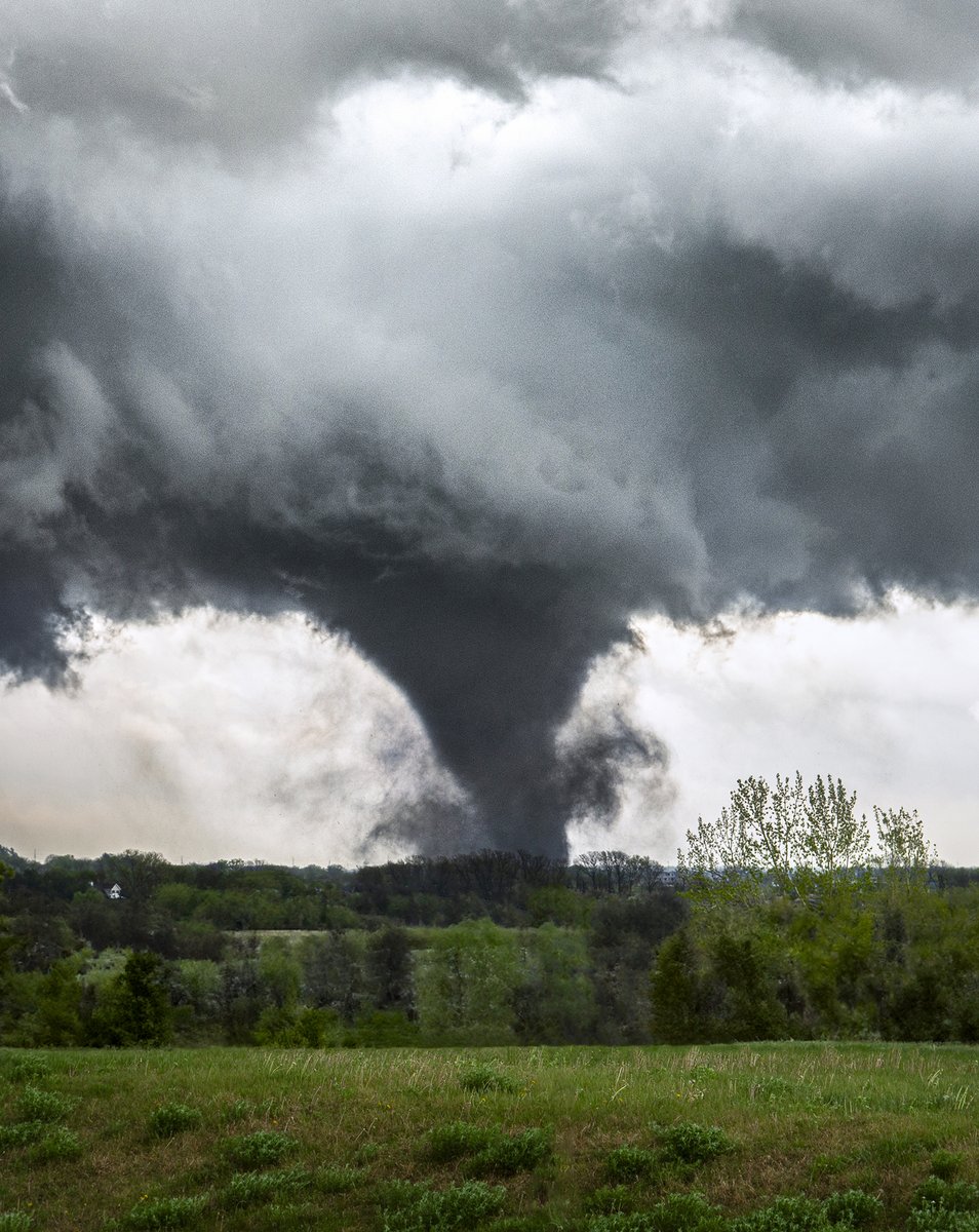 A powerful tornado tracks through the NE side of Lincoln, Nebraska on April 26th, 2024. This was my view from the West. 📸copyright Melanie Metz #Tornado #twister #Nebraska #newx @GirlsWhoChase