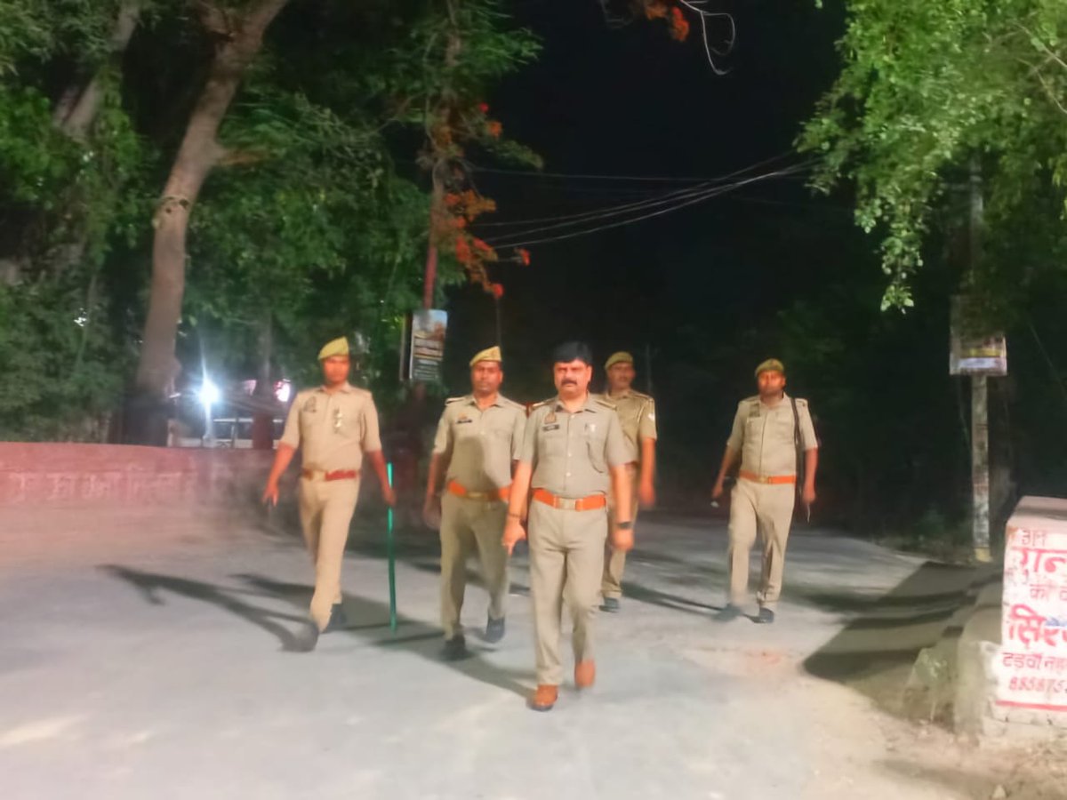 #SPBallia श्री देव रंजन वर्मा के निर्देशन में #Ps_गड़वार पुलिस द्वारा #लोकसभा_चुनाव_2024 के दृष्टिगत अपराध नियन्त्रण,कानून/शान्ति व्यवस्था,जनमानस में सुरक्षा की भावना जागृत करने हेतु थाना क्षेत्र के मुख्य मार्गों व सार्वजनिक स्थानों पर पैदल गश्त की गयी। #ballia #बलिया