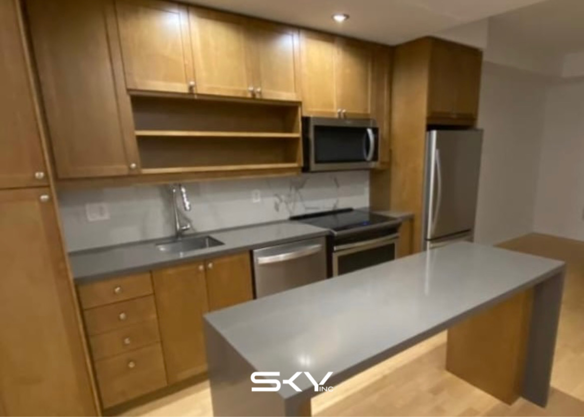 Looking fresh and new! ✨
Swipe to witness the stunning transformation of this kitchen makeover and let us know what you think!

#SkyContracting #Transformation #Renovation #kitchenmakeover #TorontoConstruction #GeneralContractor #gtacontractor