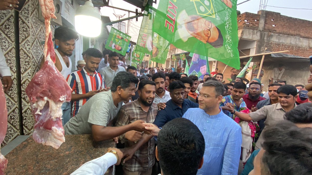 AIMIM Party Floor Leader #AkbaruddinOwaisi along with Bahadurpura MLA @MohdMubeen58 today at evening holds a Door to Door Election Campaign for AIMIM Party President & Hyderabad MP Constituency Candidate Barrister #AsaduddinOwaisi @asadowaisi at Vattepally, Fatima Nagar, Guntal,…