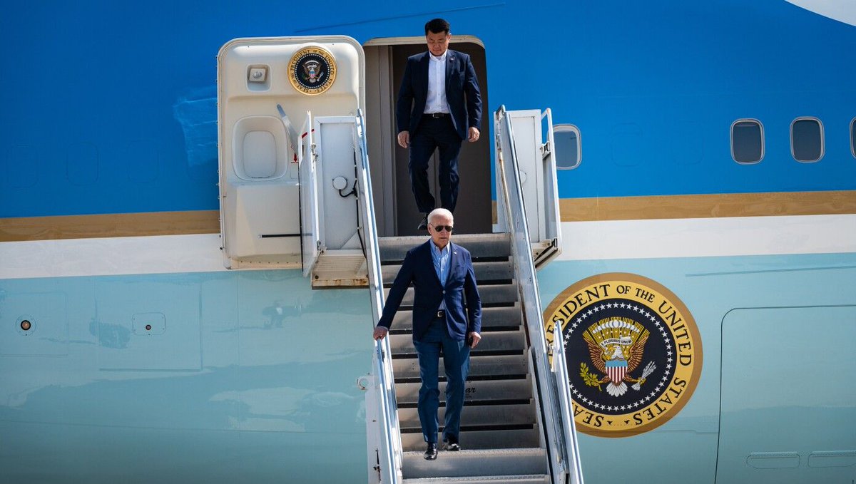 Biden Campaign Hires Stunt Double For High-Risk Stairs Scene buff.ly/3VeXsiT