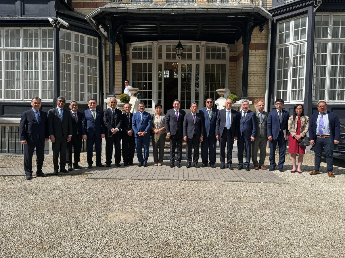 Meeting of Ambassadors of #CentralAsian 🇰🇬🇰🇿🇹🇯🇹🇲🇺🇿and #ASEAN 🇧🇳🇰🇭🇮🇩🇱🇦🇲🇾🇲🇲🇵🇭🇸🇬🇹🇭🇻🇳countries in Brussels. Fruitful discussions and new ideas for cooperation. Gratitude to @KazBrussels and @KazAmbBrussels for hosting the inaugural meeting in this format