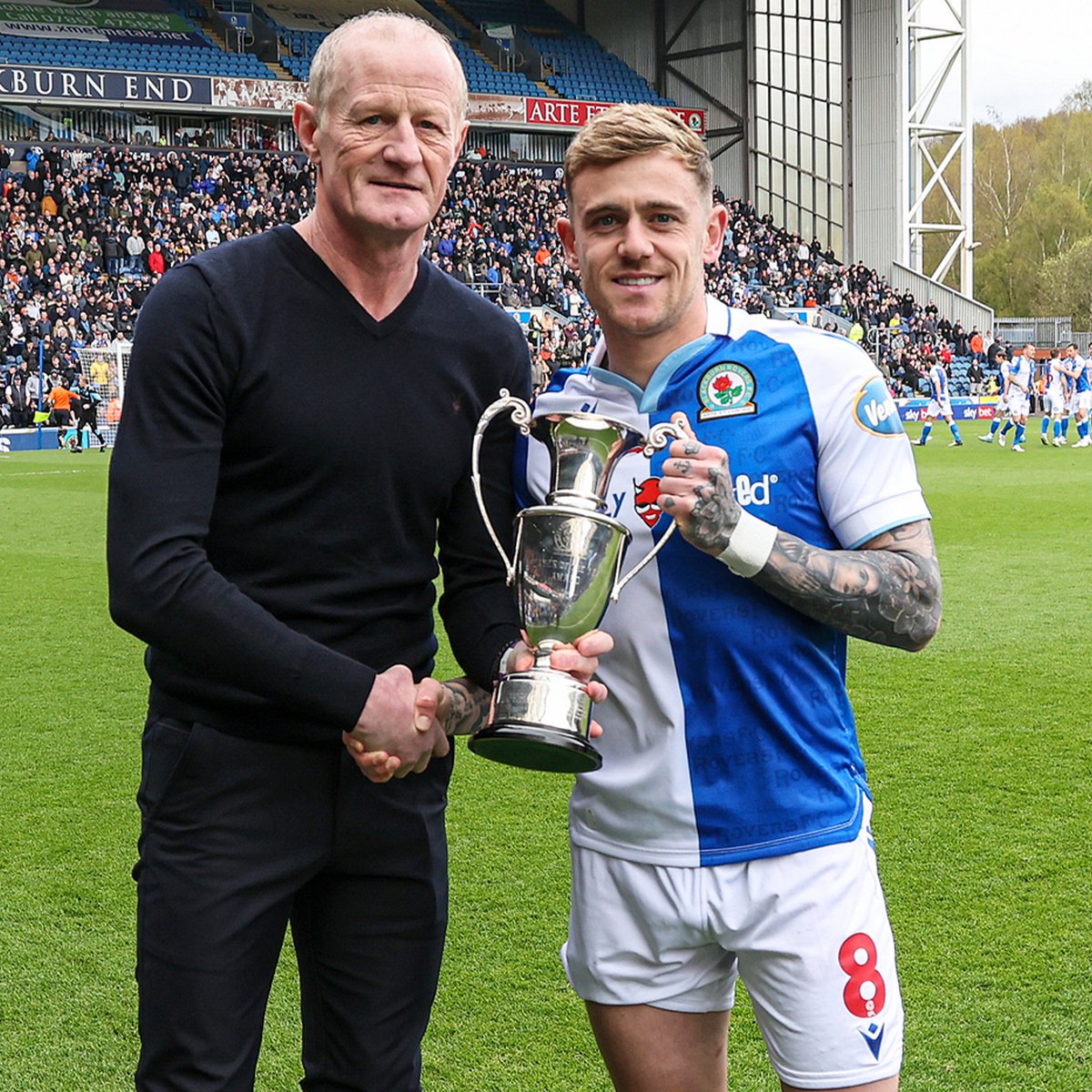 🏆 Before Saturday's game, @SamSzmodics was presented with the Player of the Year trophy by a 3-time winner of the accolade @BraveheartCH 🫡 #Rovers 🔵⚪️