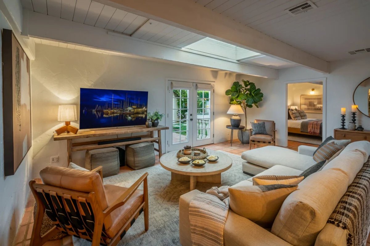 ParadisRetreats's tweet photo. Escape to Montecito's Hedgerow community with a classic Californian vibe in this Mediterranean retreat.

4 Bed
3.5 Bath
Sleeps 8

https://t.co/ERN8MsLFZl

#ParadiseRetreats #SeeSB #VisitSantaBarbara #VIsitCali #BookDirect #VacationRentals #DreamVacation #ExploreCali #LuxuryTravel https://t.co/gE4Ktw1kJV