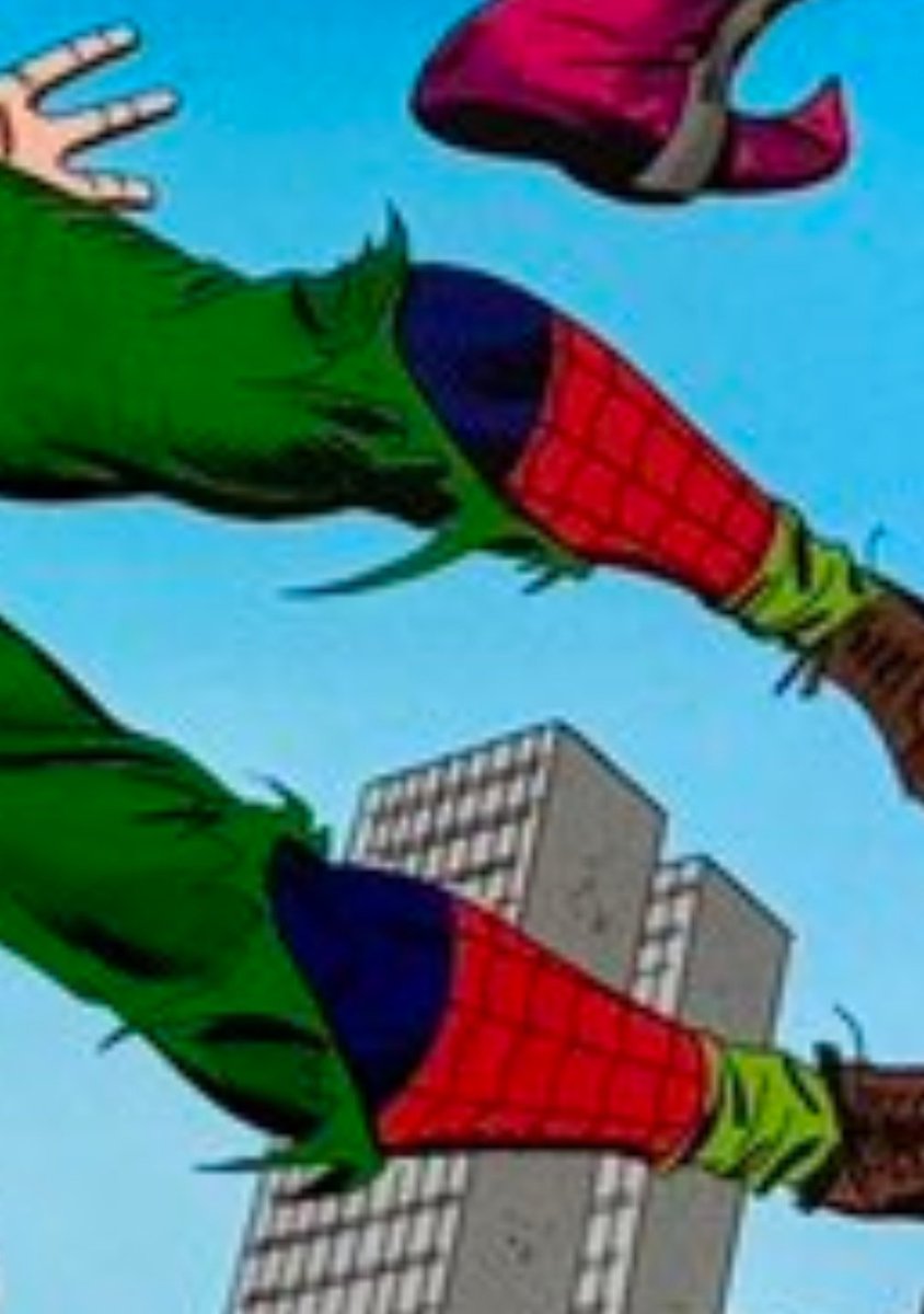 Esto demuestra que @PaniniComicsEsp ha censurado Spiderman y ahora ya no podemos ver las rodillas desnudas de Peter Parker. Menudo puritanismo