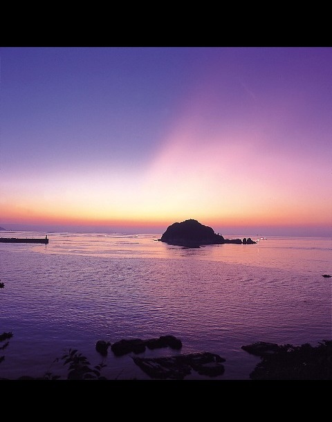 香住海岸　　～日本の夕陽百選～

日没後、夕闇の水平線に並ぶ漁火が見えることも

今子浦　大引の鼻展望台

香住温泉　　冬場のカニは絶品

兵庫県美方郡香美町
town.mikata-kami.lg.jp/www/index.html