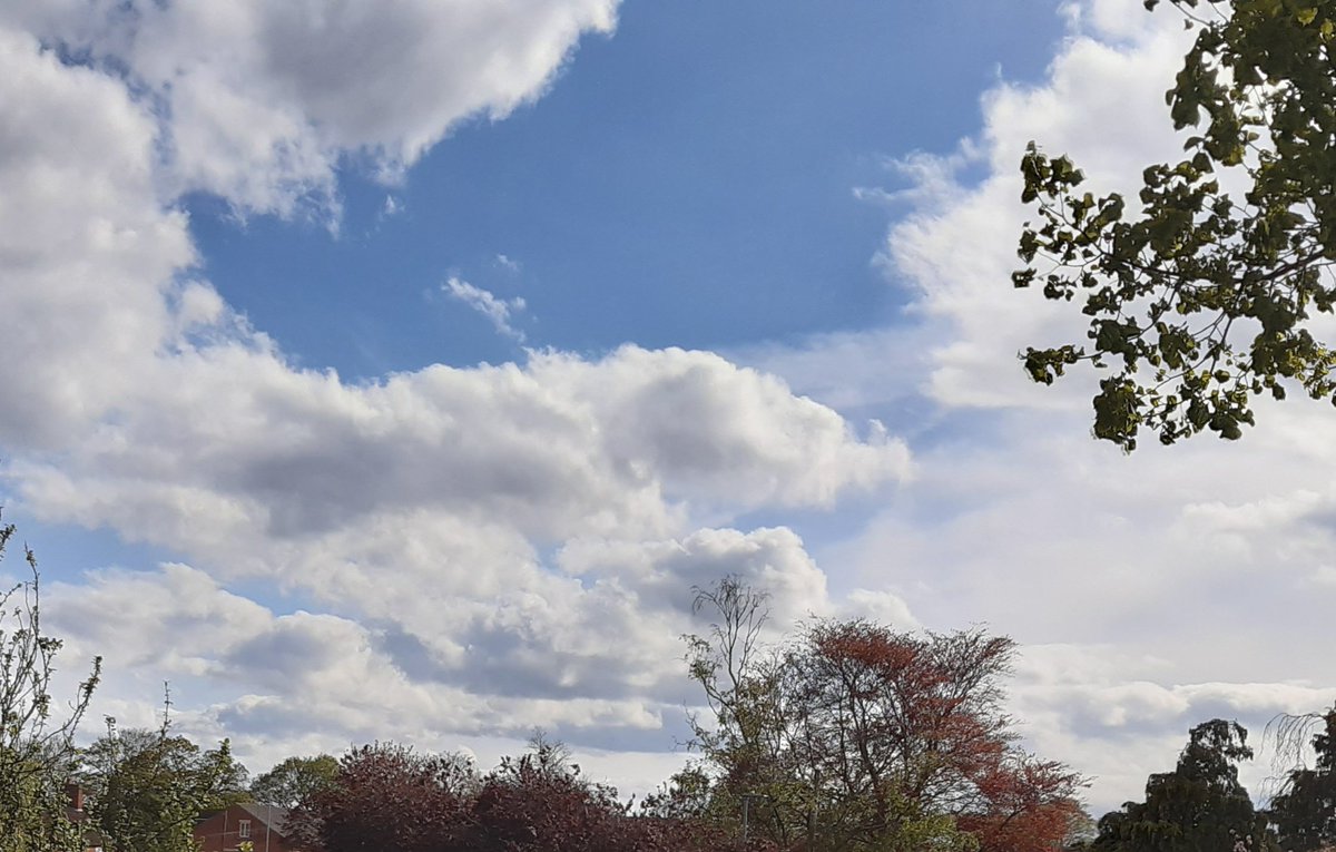 Afternoon skies in middle England.
Bright and breezy...
#UKweather