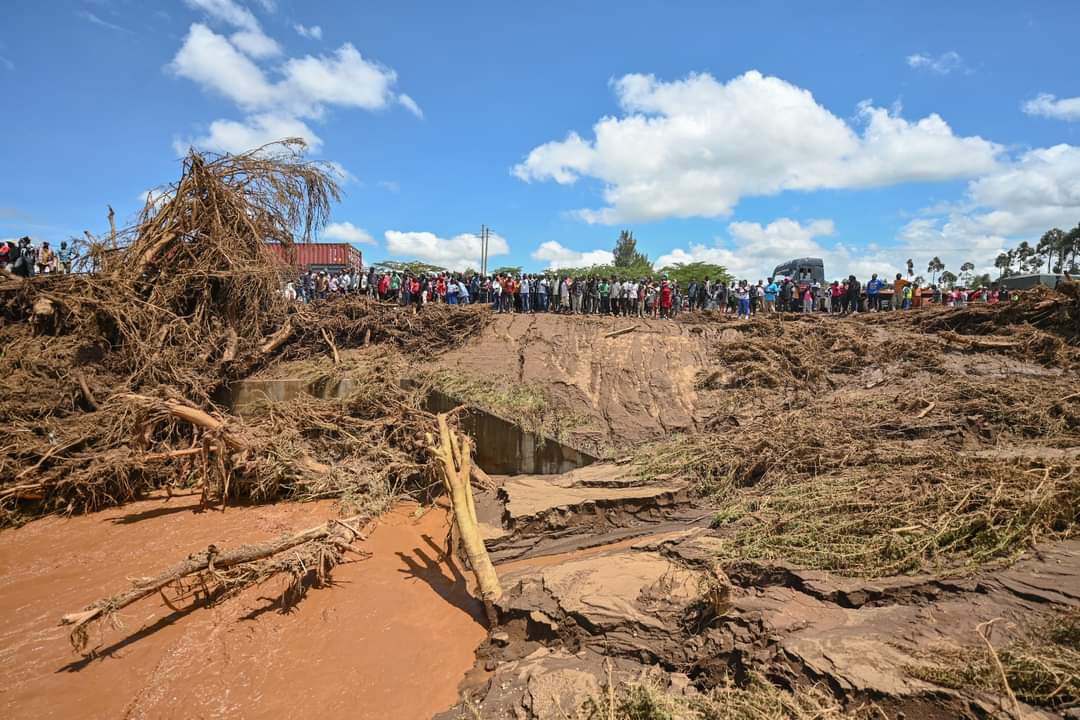 It is sad that we have lost lives following flash floods in Mai Mahiu this morning.I would like to condole with my colleague, Nakuru Governor @susankihika , and the people of Nakuru County for the loss of the lives. At the same time, I would like to pass my sincere sympathies to