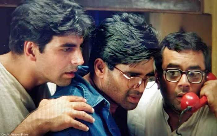 Forgot about the film or actors? This random photo from #HeraPheri is more famous than Kartik. #AkshayKumar𓃵