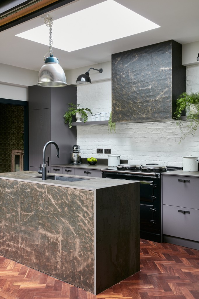 Transformed from a traditional old bakery into an ultra-cool industrial-style kitchen. With cracked bronze panels, rustic Dekton worktops, and metallic accents, this design marries rugged charm with contemporary flair. 🔥 #scandikitchen #luxuryhomes l8r.it/APx7