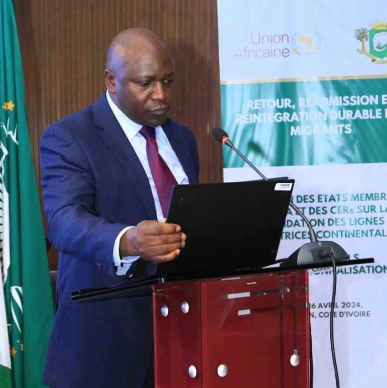 Last week in #Abidjan🇨🇮! Validation meeting of the continental guidelines on #Return, #Readmission, & #sustainableReintegration of #Migrants. General Toure, diplomatic advisor to the Min. of State for Interior & Security and @_MbokaziSabelo delivered opening remarks.