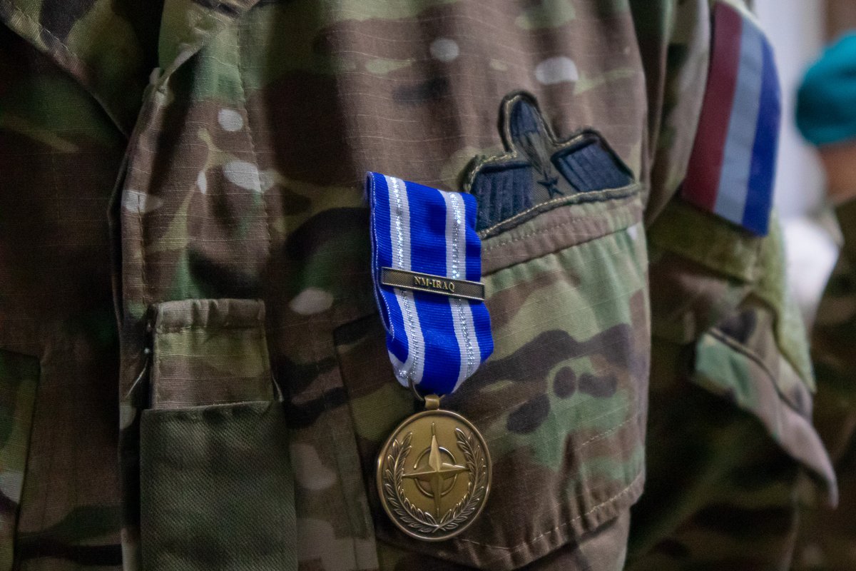 Onze Force Protection compagnie heeft afgelopen vrijdag de NAVO-medaille in ontvangst nemen voor hun inzet tijdens de eerste rotatie van NMI in Bagdad. Militairen en burgers die actief zijn geweest tijdens een door de NAVO geleide militaire operatie ontvangen de NAVO-medaille.