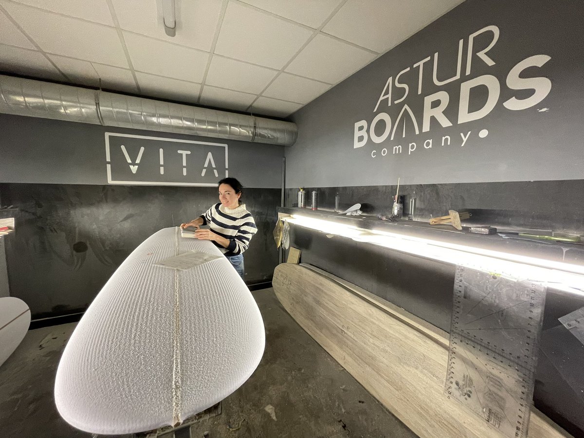 🏄🏻‍♀️Para cabalgar las olas del Cantábrico hay que tener una buena tabla... y ¡vine a ver a los artesanos de estas tablas!

🌊En VITA Surfboards los surferos y artesanos hacen magia con sus manos y crean tablas personalizadas... ¡qué bonitas! #GSFMÁSCERCAQUENUNCA