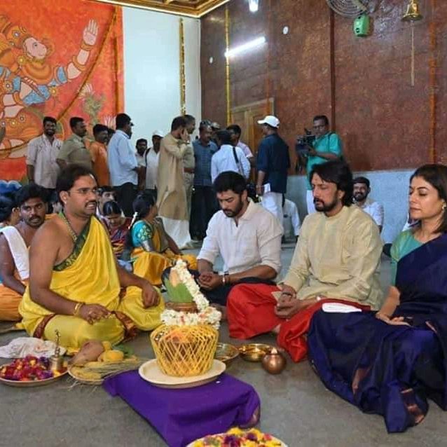 .@KicchaSudeep with wife Priya and @sanchithsanjeev offered puja at a Hanuman temple in #Raichur #Sudeeparmy #Kichchasudeepfans #kicchasudeep #Sandalwood #KFI