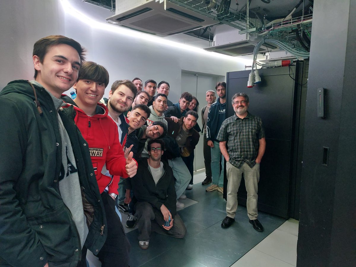 El viernes pasado tuvimos una visita muy especial! Estudiantes de la Facultad de Informática de la @UEuropea visitaron el DIPC para conocer #Hyperion, el nuevo supercomputador del DIPC, junto a Txomin Romero, director del Centro de Supercomputación del DIPC.