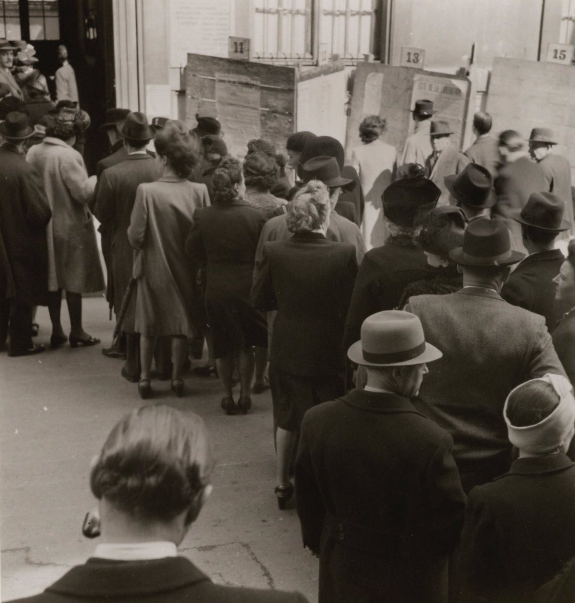 Le 29 avril 1945, lors des élections municipales, les femmes se rendent aux urnes pour la première fois ! Après avoir obtenu le droit de vote le 21 avril 1944, elles l’exercent concrètement un an plus tard. Un droit essentiel et sacré !