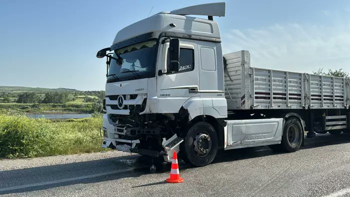 turgutyuksekdag's tweet photo. Kaza sonrası TIR'ın durumu bu Renault Brodway'in durumu bu❗️

▪️İnsanlar güvenlik donanımları tam, yeni, sağlam otomobillere daha kolay ulaşabilsinler, ÖTV artık hayatımızdan çıksın diye boşuna yazmıyoruz.

▪️Bu kazada da yine insanlar hayatını kaybetti maalesef 🙄

▪️Tabii ki TIR daha ağır, fizik kurallarına göre Broadway'in daha fazla hasar alması (hız da önemli) muhtemel ama güvenlik donanımları olan, daha sağlam, daha yeni bir otomobilde muhtemelen kaza bu boyutlarda olmayacaktı, belki de insanlar hayatını kaybetmeyecekti.

▪️20-30 yaşında, bakımları eksik otomobiller, pert olduktan sonra yeniden toplanmış otomobiller trafikte hem kullananlar hem de diğer sürücüler için büyük tehdit oluşturuyor.

▪️Ülkemizdeki otomobil parkının yaşı mutlaka düşürülmeli, yeni otomobile ulaşmak kolaylaştırılmalı.

Foto: Akşam