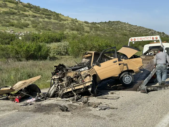turgutyuksekdag's tweet photo. Kaza sonrası TIR'ın durumu bu Renault Brodway'in durumu bu❗️

▪️İnsanlar güvenlik donanımları tam, yeni, sağlam otomobillere daha kolay ulaşabilsinler, ÖTV artık hayatımızdan çıksın diye boşuna yazmıyoruz.

▪️Bu kazada da yine insanlar hayatını kaybetti maalesef 🙄

▪️Tabii ki TIR daha ağır, fizik kurallarına göre Broadway'in daha fazla hasar alması (hız da önemli) muhtemel ama güvenlik donanımları olan, daha sağlam, daha yeni bir otomobilde muhtemelen kaza bu boyutlarda olmayacaktı, belki de insanlar hayatını kaybetmeyecekti.

▪️20-30 yaşında, bakımları eksik otomobiller, pert olduktan sonra yeniden toplanmış otomobiller trafikte hem kullananlar hem de diğer sürücüler için büyük tehdit oluşturuyor.

▪️Ülkemizdeki otomobil parkının yaşı mutlaka düşürülmeli, yeni otomobile ulaşmak kolaylaştırılmalı.

Foto: Akşam