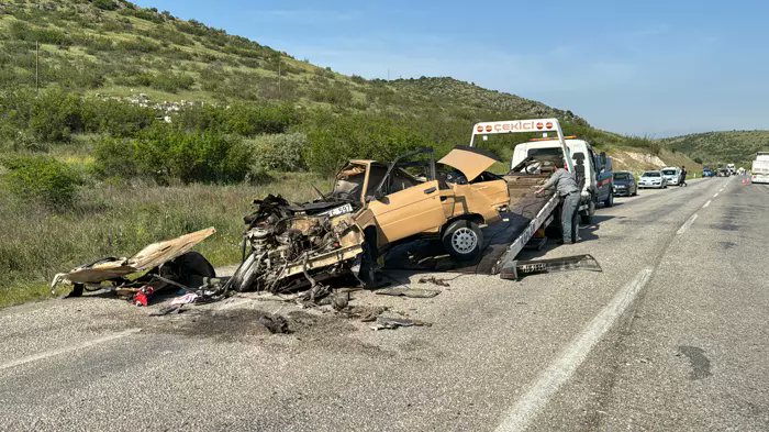 turgutyuksekdag's tweet photo. Kaza sonrası TIR'ın durumu bu Renault Brodway'in durumu bu❗️

▪️İnsanlar güvenlik donanımları tam, yeni, sağlam otomobillere daha kolay ulaşabilsinler, ÖTV artık hayatımızdan çıksın diye boşuna yazmıyoruz.

▪️Bu kazada da yine insanlar hayatını kaybetti maalesef 🙄

▪️Tabii ki TIR daha ağır, fizik kurallarına göre Broadway'in daha fazla hasar alması (hız da önemli) muhtemel ama güvenlik donanımları olan, daha sağlam, daha yeni bir otomobilde muhtemelen kaza bu boyutlarda olmayacaktı, belki de insanlar hayatını kaybetmeyecekti.

▪️20-30 yaşında, bakımları eksik otomobiller, pert olduktan sonra yeniden toplanmış otomobiller trafikte hem kullananlar hem de diğer sürücüler için büyük tehdit oluşturuyor.

▪️Ülkemizdeki otomobil parkının yaşı mutlaka düşürülmeli, yeni otomobile ulaşmak kolaylaştırılmalı.

Foto: Akşam