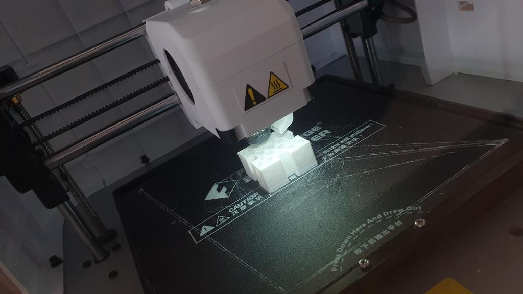 Imprimiendo los soportes para la carrera de "escape del laberinto" de 2°ESO.
El 31 de mayo será la final....
<a href="/TorrentPurisima/">Colegio La Purísima Torrent</a> #microbit_edu