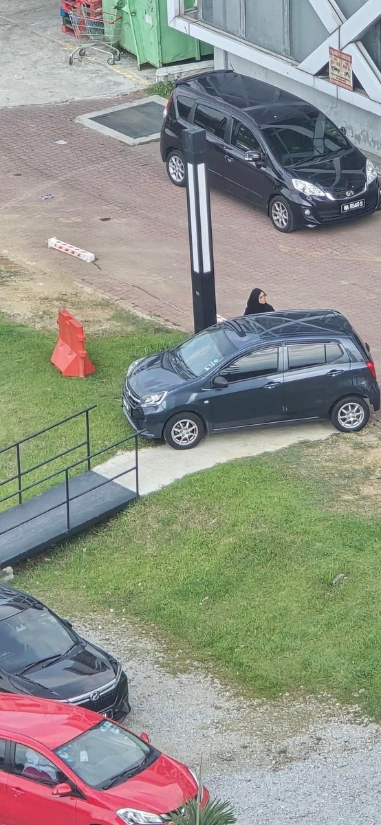 Malas nak cakap apa apa tapi pemikiran sivik kita kurang lagi sebenarnya. Laluan orang nak jalan kaki jugak mem besar ni nak parking. Lokasi di Putrajaya tadi, gambar oleh member aku, Azhar Ginjal.