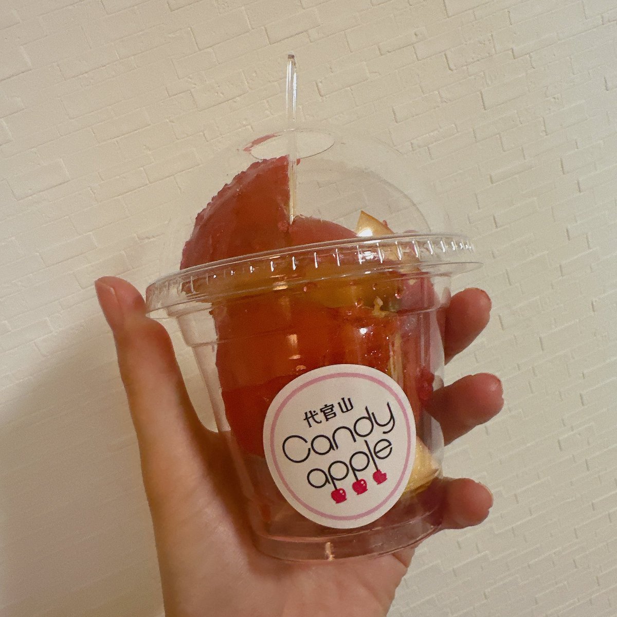 りんご飴がこんなに美味しかったなんて衝撃的過ぎてまた買ってしまったよ🍎🍎🍎パリパリ！