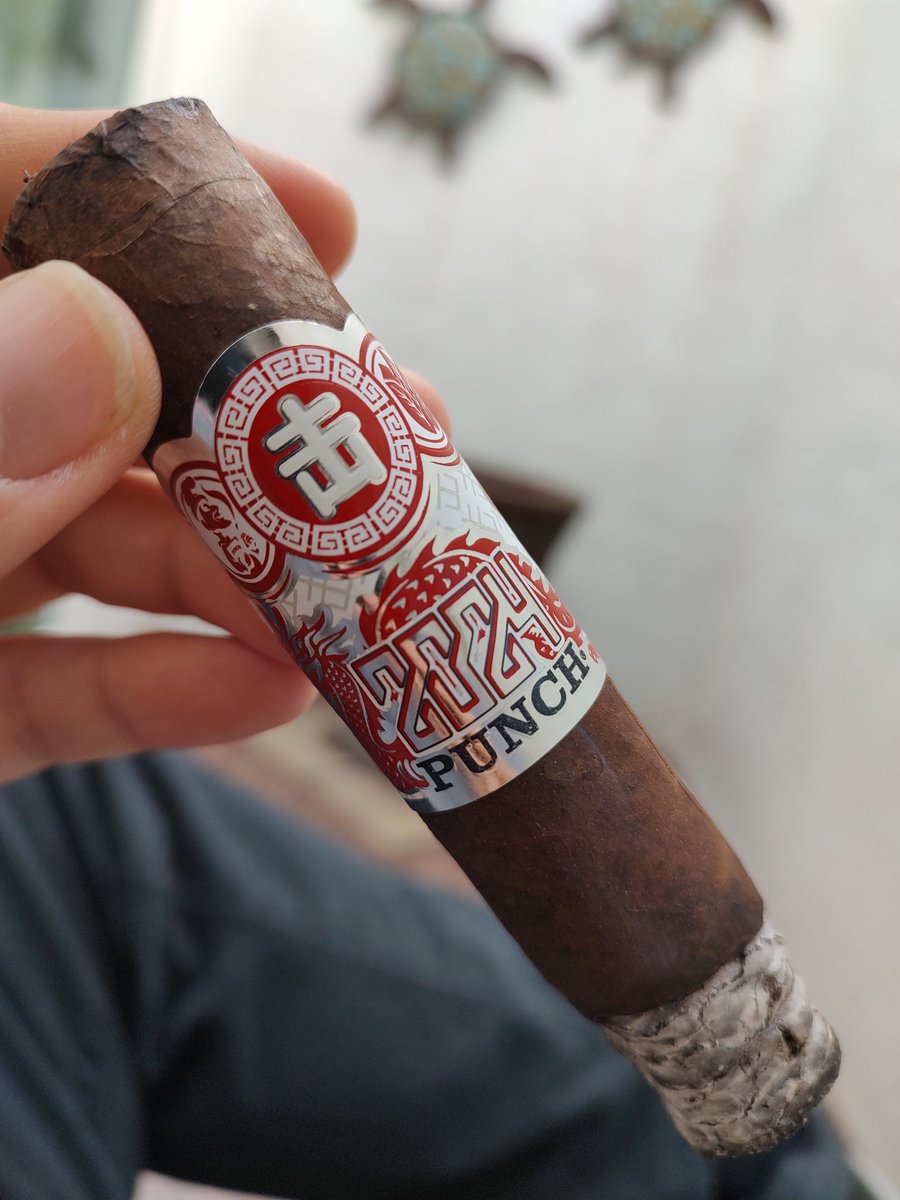 🐉🧨Punch Year of the Dragon 2024.Another excellent cigar as expected.Have a great week everyone.
#Cigar #Cigars #Cigarsmoker #cigarlife #nowsmoking #botl @CigarAficMag @CigarAdvisor @Cigars_Daily @CigarsIntl @CigarWorld  @FamousSmokeShop @cigarsnobmag @cigarspirits @punchcigars