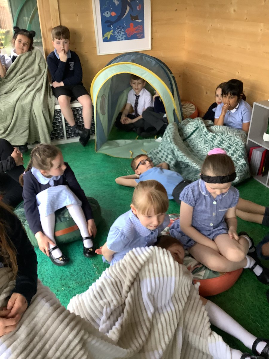 The class loved their first trip over to the new ‘Reading Snug’ with @OLOL_DeputyHead ! @ololprimary_HT #MakeADifference