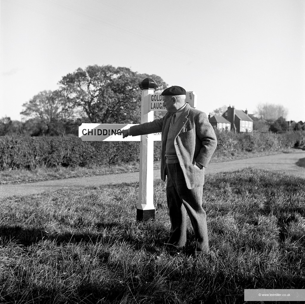 For @artukdotorg's #OnlineArtExchange Women in Photography theme for @NPGLondon we choose 'Picasso by the Signpost' by Lee Miller.

It is on display here in 'Friends at Farleys' as part of @FarleysHG's 75th anniversary celebrations.

©Lee Miller Archives, used with permission.