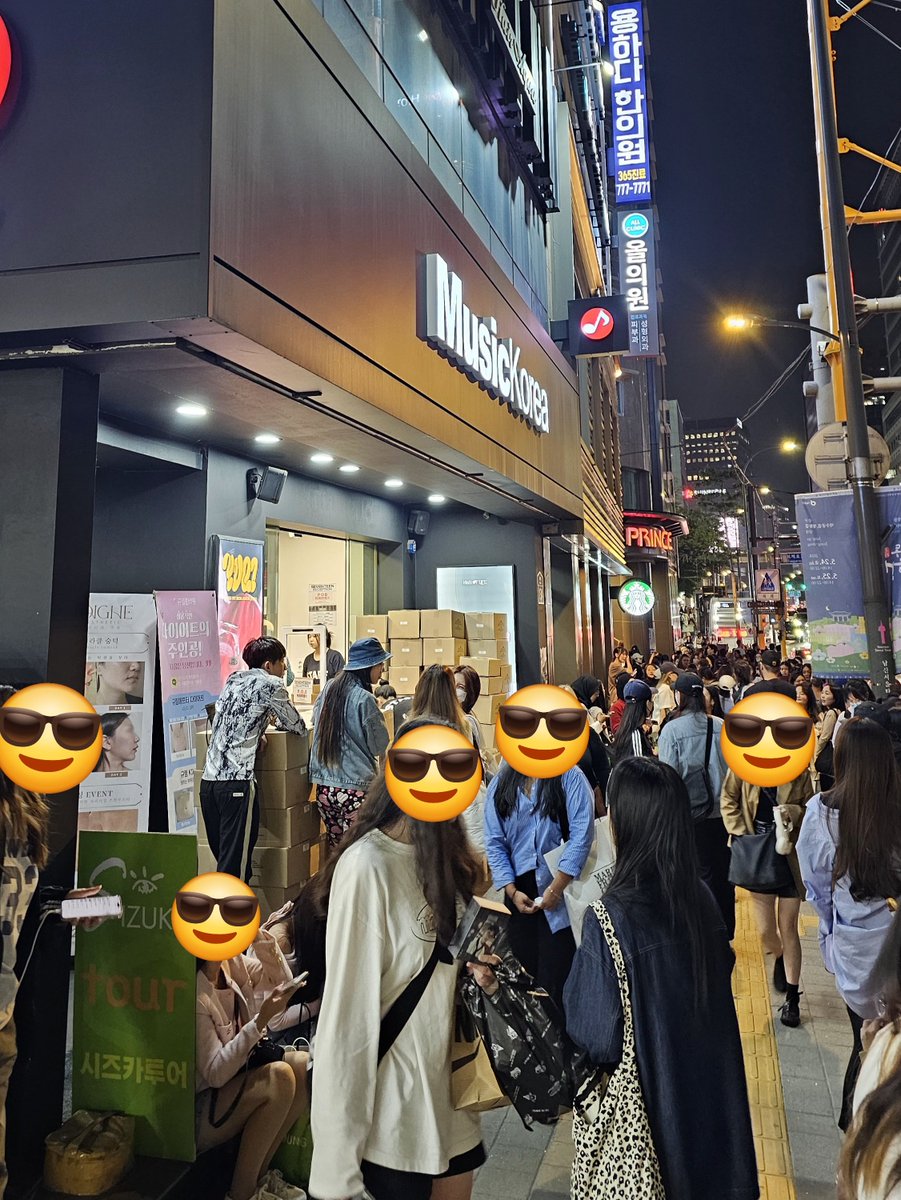 bonon_17's tweet image. Music Korea at Myeong-dong 

19:30KST. Albums are here. They started letting carats in. All these boxes outside are albums. There are still 300+ carats waiting for their turn.

Keep streaming on Spotify and YouTube. Let's match the energy of the kcarats!!!